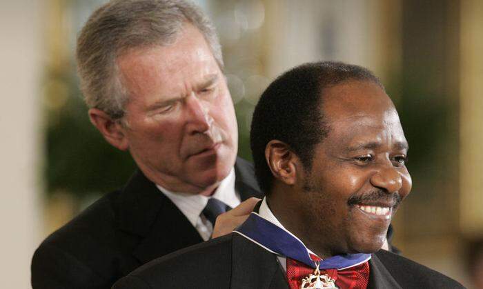 Paul Rusesabagina bekam von US-Präsident George W. Bush einen Orden verliehen 
