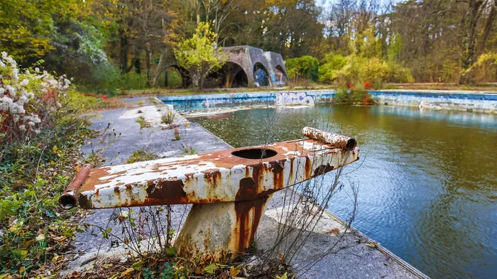 Die Pool-Landschaft des geschlossenen Parkhotel "Obelisco" bei Triest ist heute eine Art Dschungelcamp.