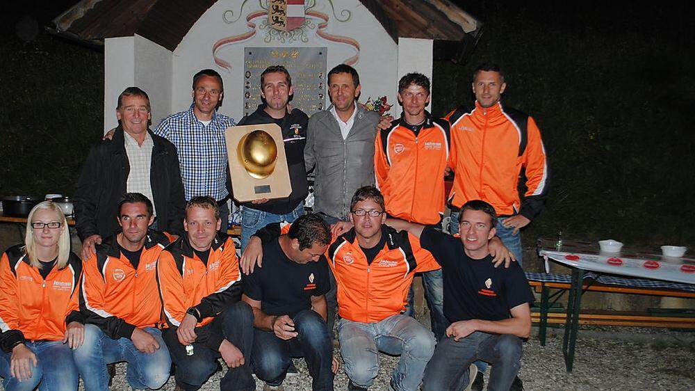 Die siegreiche Mannschaft der FF Haimburgerberg mit dem "Goldenen Helm"