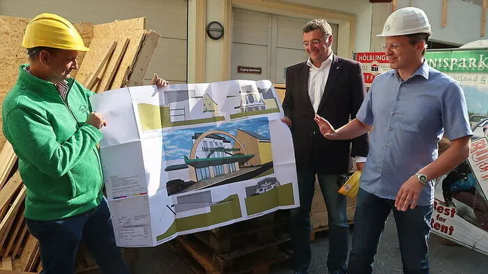 Johann Kleinhofer, NRAbg. Jörg Leichtfried und Christian Ziegler mit dem Modell der Talstation