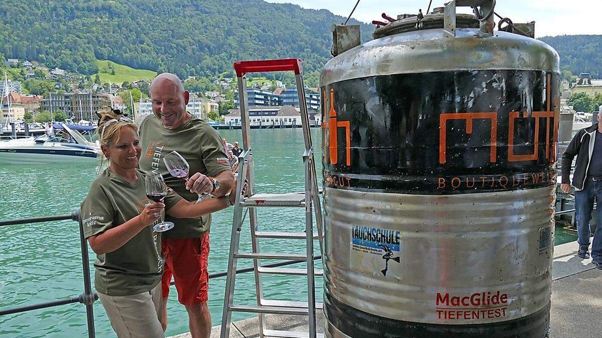 Josef Möth bei der ersten Verkostung des Weines nach dem Auftauchen aus dem See