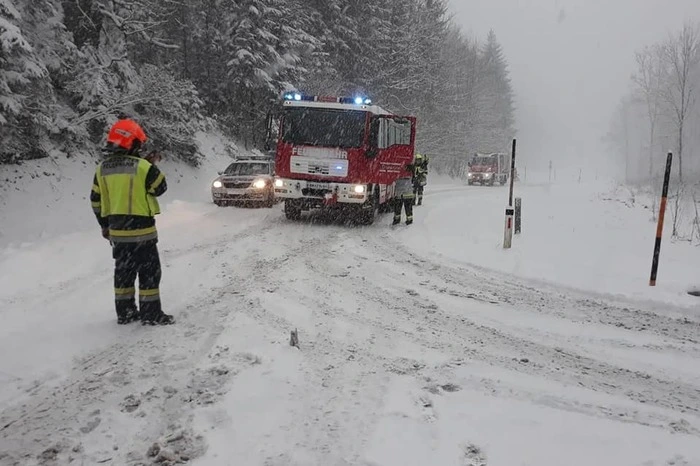 Mittwochmittag und am Nachmittag waren die FF Breitenau und die Betriebsfeuerwehr Veitsch-Radex gleich mehrere Male gefordert, um Fahrzeuge zu sichern und wieder flott zu machen, die wegen des starken Schneefalles auf der Teichalmstraße hängen geblieben waren. 