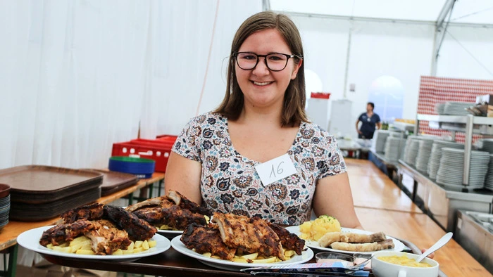 Am Wiesenmarkt gibt es eine große Auswahl an Speisen. Anja serviert sie im Riesenzelt des Hadnwirtes Peter Rupitz.