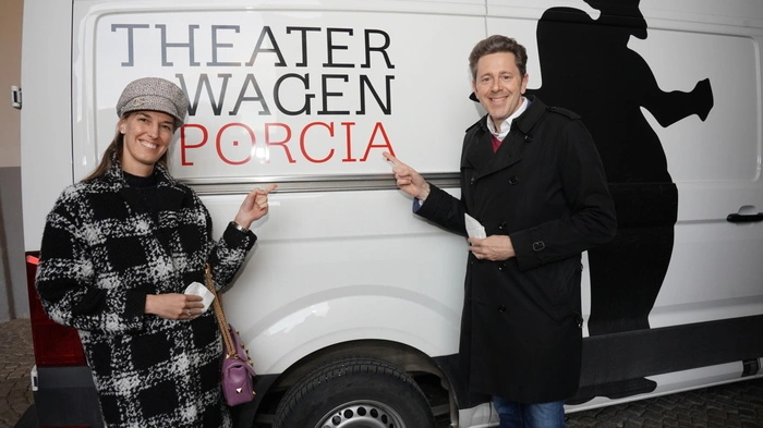 Wirtschaftskammerpräsident Harald Mahrer mit Gattin Andrea Samonigg-Mahrer freuen sich auf den Theaterabend unter freiem Himmel