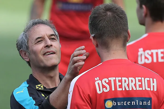 Der Vertrag des Schweizers mit dem ÖFB läuft bis zum Ende der Qualifikation, eine vorherige Ablöse erscheint derzeit unwahrscheinlich. Sollte die Mannschaft doch noch die WM-Teilnahme realisieren, verlängert sich der Kontrakt automatisch bis zur Endrunde 2018. Auch im Falle eines Scheiterns ist ein Verbleib Kollers nicht auszuschließen. Der Teamchef selbst würde ein neuerliches Angebot wohl annehmen, weil er nach wie vor sehr motiviert wirkt. Andererseits könnte der öffentliche Druck zu stark werden. Die Frage ist auch, wie sich Präsident Leo Windtner nach der Wiederwahl zum ÖFB-Präsidenten an diesem Sonntag zum Thema Teamchef verhält. Jedenfalls wird er sich hüten, nach den internen Unruhen im Wahlkomitee neuerlich einen autoritären Eindruck zu hinterlassen.