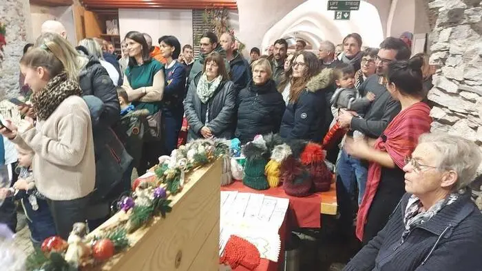 Feierstimmung im Rathaus am Raffaltplatz in Murau: Der „Advent im Rathaus“ wurde eröffnet, von Freitag bis Sonntag hatten Besucher Gelegenheit Weihnachtsschmuck, Kunsthandwerk, Holzspielwaren und mehr zu erwerben.