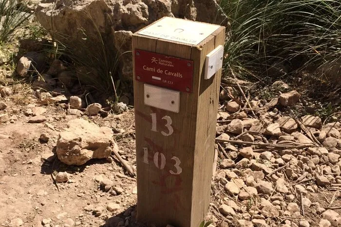 Wegweiser aus Holz zeigen den Wanderern den Weg entlang des "Camí de Cavalls".