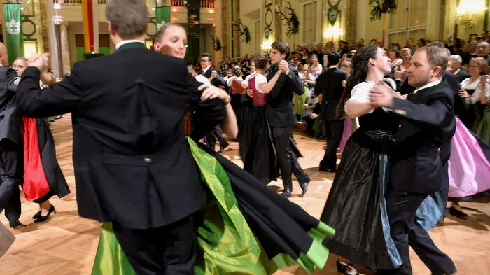 Wenn die Wiener Hofburg moosgrün trägt und in der Walzerstadt die prachtvollsten Dirndln ausgeführt werden, dann bläst die feine Gesellschaft wieder zum "Ball vom Grünen Kreuz", vulgo Jägerball.