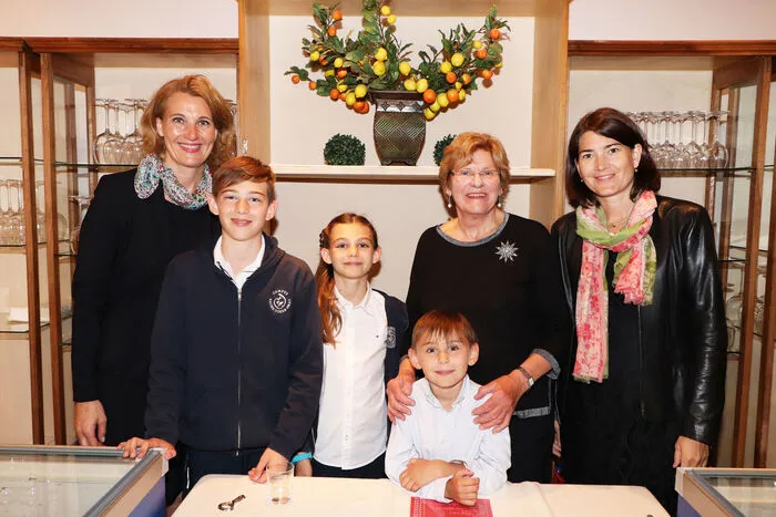 Familienfoto von Links: Andrea Sickl, Ferdinand Sickl (11 Jahre), Karoline Sickl (10 Jahre), Leopold Sickl (5 Jahre), Elisabeth Sickl und Gabriele "Gabi" Sickl.