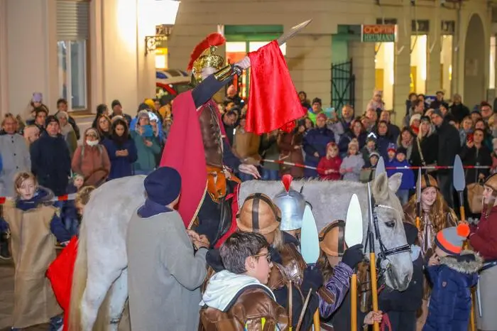 Hoch zu Ross ritt Leobens Stadtpfarrer Markus Plöbst als heiliger Martin durch die Stadt. 