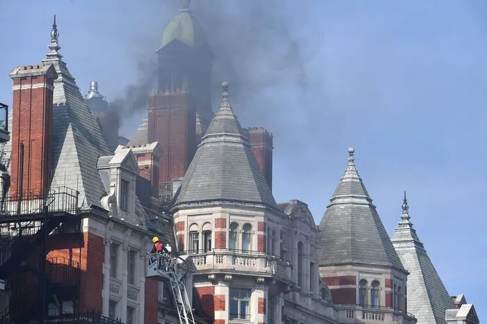 36 Hotelgäste und 250 Angestellte mussten das Gebäude verlassen. Verletzt wurde niemand. Die genaue Ursache des Brandes war auch Stunden danach noch unklar.