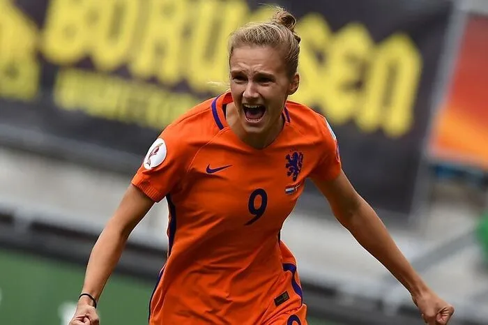 Vor fünf Jahren war sie es, die mit einem Doppelpack großen Anteil am Europameistertitel in den Niederlanden hatte. Vivianne Miedema hat den Torriecher, den man auf Topniveau braucht. Das beweisen die Zahlen: Mit 74 Toren ist sie Rekordtorschützin der englischen Super League, auch im niederländischen Nationalteam traf niemand öfter als sie. Aber Achtung: Die Stürmerin ist erst zarte 25 Jahre jung und hat noch eine lange Karriere vor sich.