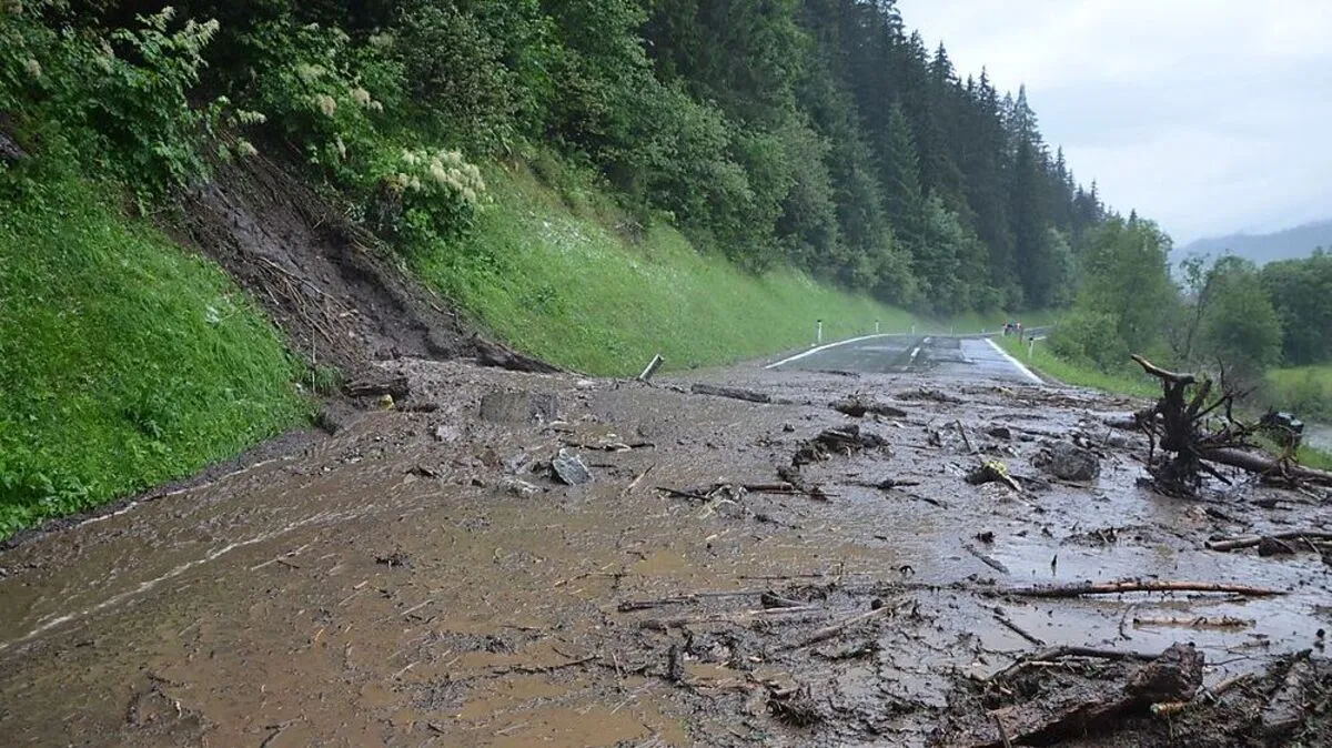 Straßen mussten aufgrund von Hangrutschungen gesperrt werden