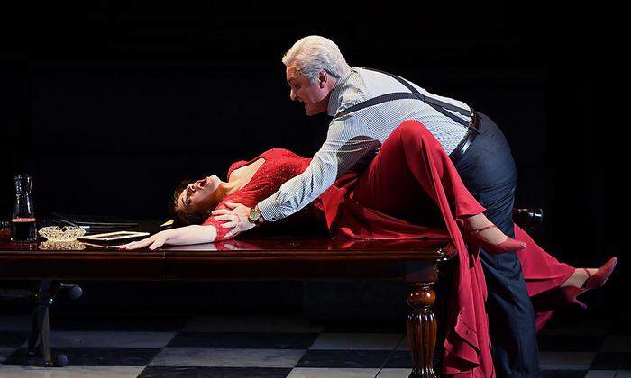 Anja Harteros (Tosca) und Ludovic Tézier (Scarpia) in Giacomo Puccinis Oper 'Tosca' bei den Salzburger Osterfestspielen