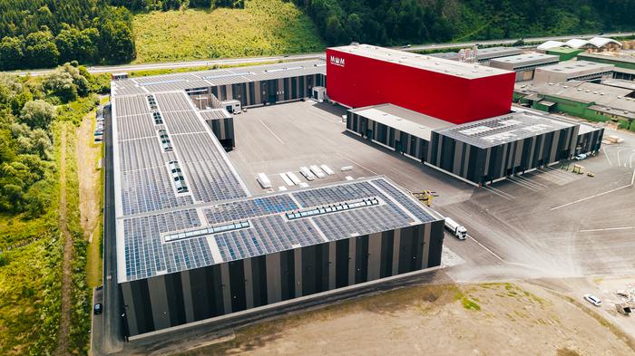 A huge new photovoltaic system on the roof of the new factory in Leoben