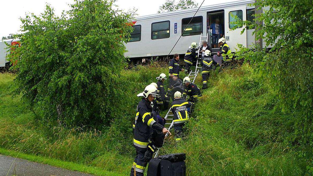 Eine Lokalbahn musste evakuiert weden - ein Baum war auf die Oberleitung gestürzt