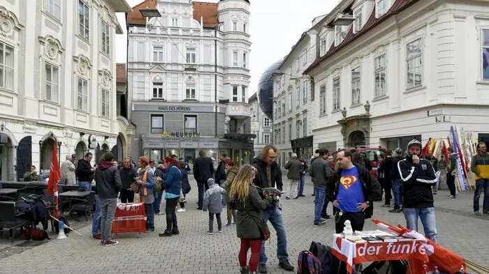 Zum Tag der Arbeit am 1. Mai marschierten die Teilnehmer über die Herrengasse zur Schlusskundgebung am Eisernen Tor