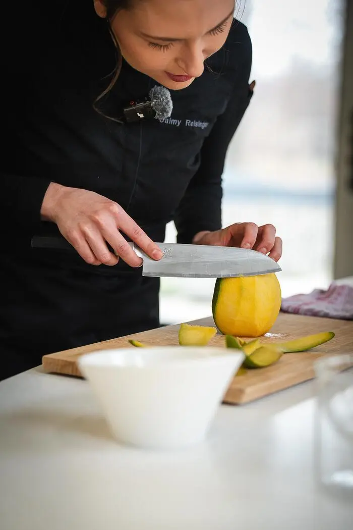 Eine reife Mango wird fein gewürfelt.