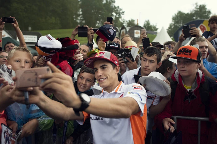 ... und Selfie-König Marc Márquez