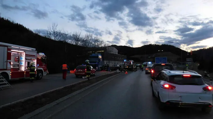 Donnerstagabend kam es in Leoben-Göss zu einer Kollision zwischen einem Sattelkraftfahrzeug und einem Pkw. Dabei wurde der Pkw-Lenker leicht verletzt.