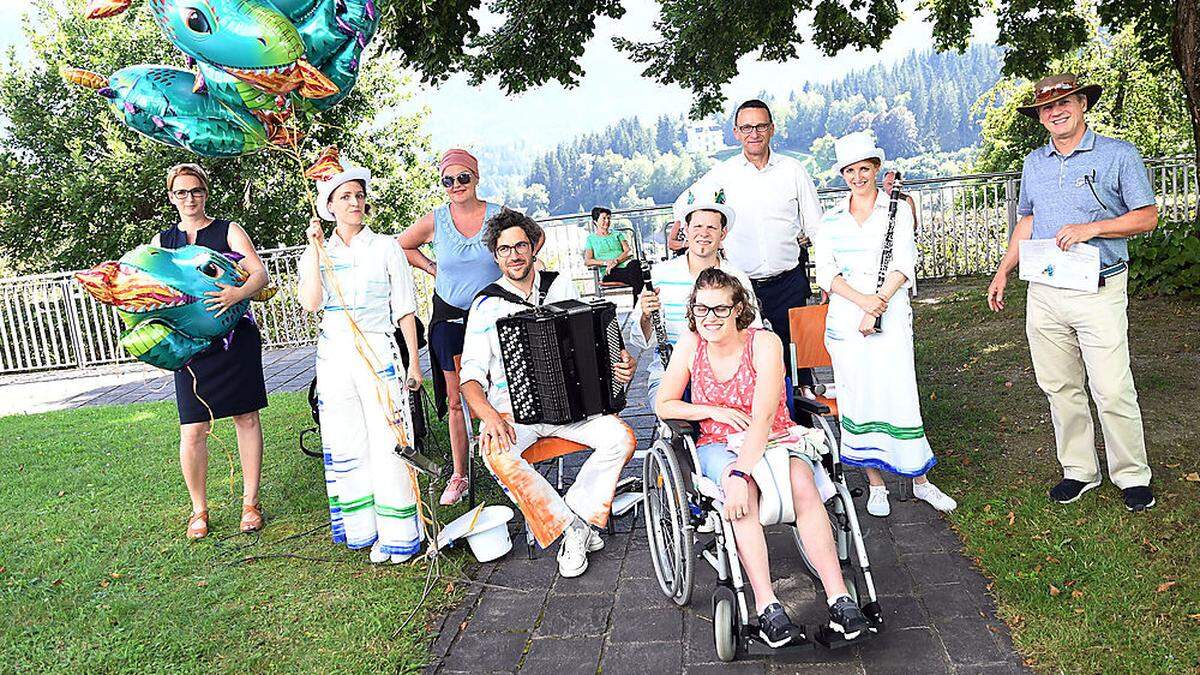 Das Enselmble Klakradl bringt den Patienten und Besuchern der Gailtal-Klinik ihre Musik näher