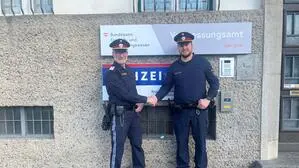 Zwei Polizisten stehen vor der Dienststelle und geben sich die Hand | Inspektionskommandant Johann Ramsbacher und sein Stellvertreter Martin Glanznig, der vorübergehend die Agenden übernehmen wird