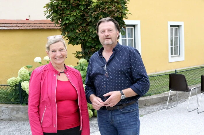 Auf Einladung der örtlichen Stadtgemeinde unter Bürgermeister Franz Pirolt und des Kulturrings Straßburg unter Obfrau Rolanda Honsig-Erlenburg (Foto von rechts) machte das Ensemble Porcia mit dem Theaterwagen Station.