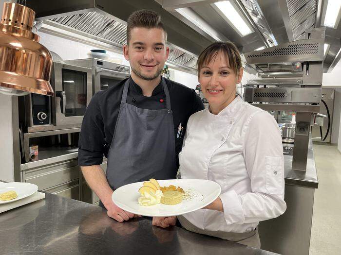 Christine Prettenhofer und Sohn Matthias mit dem Dessert