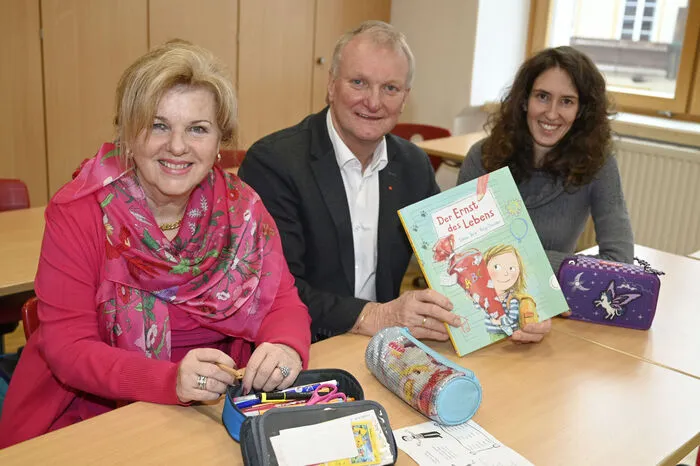 Direktorin Wilma Pirker, sie leitet den Schulverbund Mallnitz, Obervellach und Flattach, Bürgermeister Günther Novak und Klassenlehrerin Marlene Zlattinger. (von links)