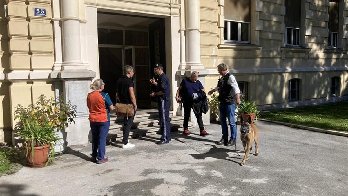 Einsatzkräfte vor der Hasnerschule in Klagenfurt