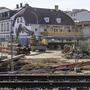Auf Klagenfurts größter Baustelle herrscht geschäftiges Treiben. Das Haus mit dem Holzbalkon hinter den Gleisen muss im Zuge der Arbeiten abgerissen werden
