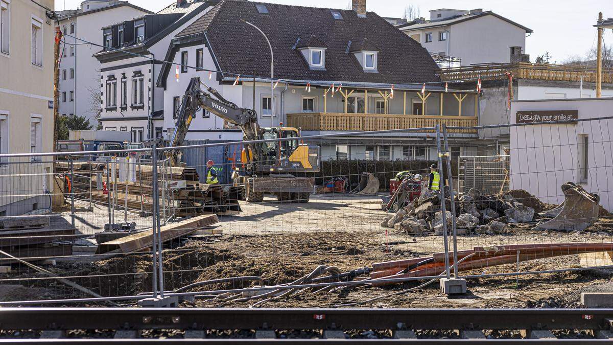 Auf Klagenfurts größter Baustelle herrscht geschäftiges Treiben. Das Haus mit dem Holzbalkon hinter den Gleisen muss im Zuge der Arbeiten abgerissen werden