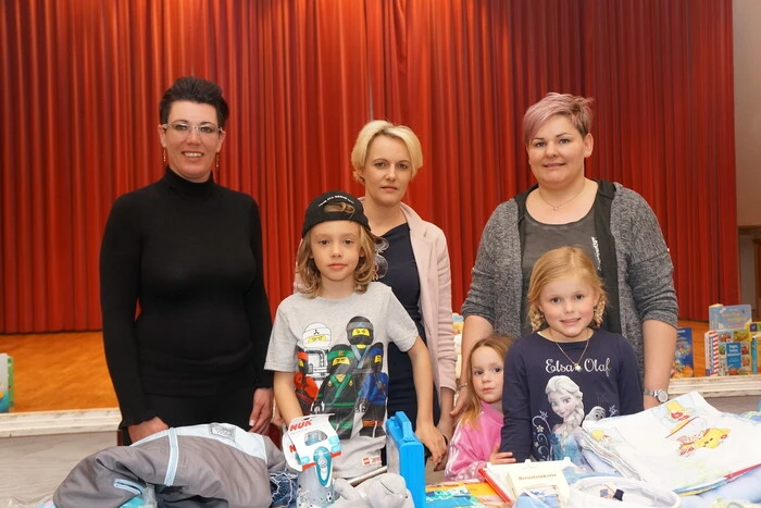 von links: Andrea Abraham, Monika Lipp-Gressl und Marianne Maier vom Elternverein halfen mit.
