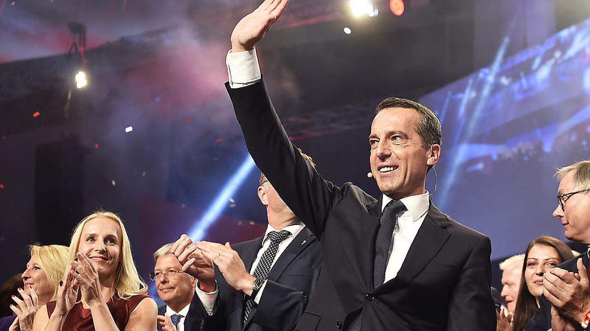 Christian Kern und Gattin Eveline beim Schlussapplaus im Konfettiregen