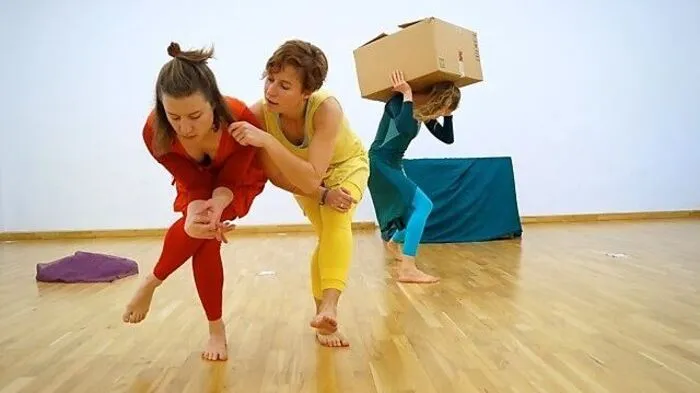 Lilli Angermeier in Rot, Barbara Krepcik in Blau und Sonja Felber in Gelb
