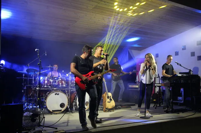 K´S Live heizte mit Klassikern auf der Bühne ein und sorgte den ganzen Abend für eine gefüllte Tanzfläche. 