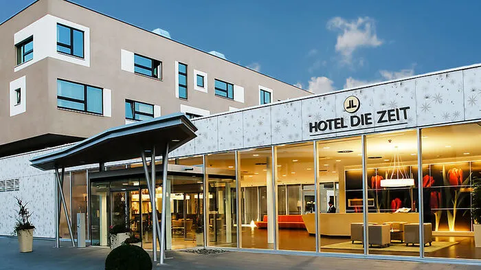 Das 4-Sterne-Hotel war im Besitz von Jacques-Lemans-Gründer Alfred Riedl. Im Herzen von St. Veit erstrecken sich auf 5500 Quadratmetern Nutzfläche insgesamt 110 Zimmer, ein Restaurant, eine Bar, ein Fitness- und Wellnessbereich sowie Konferenzräumlichkeiten.