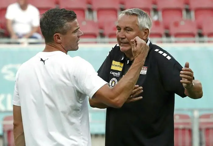 ABD0103_20240811 - KLAGENFURT - ÖSTERREICH: (v.l.) Rapid-Trainer Robert Klauß und Klagenfurt-Trainer Peter Pacult während der Admiral Bundesliga-Begegnung / 2. Runde zwischen SK Austria Klagenfurt und SK Rapid am Sonntag, 11. August 2024, in Klagenfurt. - FOTO: APA/GERT EGGENBERGER