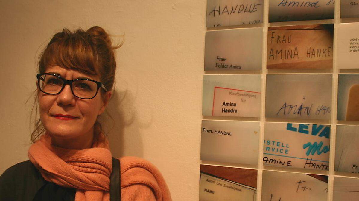 Amina Handke vor ihrer Sammlung mit Namensvariationen: Von Handle bis Hanke