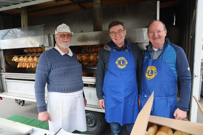 Die Lions-Club-Mitglieder verwöhnten die Gäste mit knusprigen Grillhendln, Mehlspeisen und regionalen Weinen