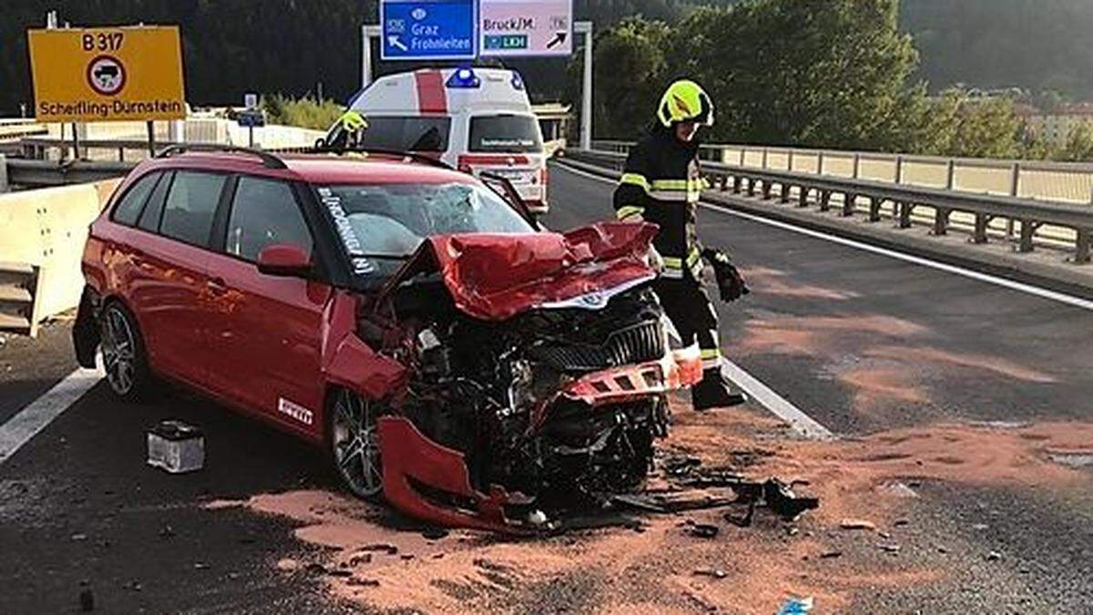 Die Lenkerin krachte in die Verkehrsleiteinrichtung