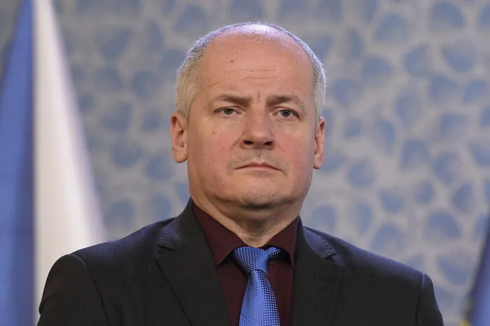 Sein Nachfolger wurde der Regierungsberater Roman Prymula, der mit großen Vorschusslorbeeren als Corona-Experte startete. Gut einen Monat später musste er aber seinen Hut nehmen, nachdem er bei einem Restaurantbesuch gegen Coronaregeln verstoßen hatte.