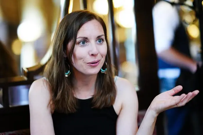 ABD0001_20240617 - KLAGENFURT - ÖSTERREICH: Bachmann-Preis Teilnehmerin Ulrike Haidacher am Montag, 10. Juni 2024, im Rahmen eines Interviews mit der APA - Austria Presse Agentur in Wien. - FOTO: APA/EVA MANHART