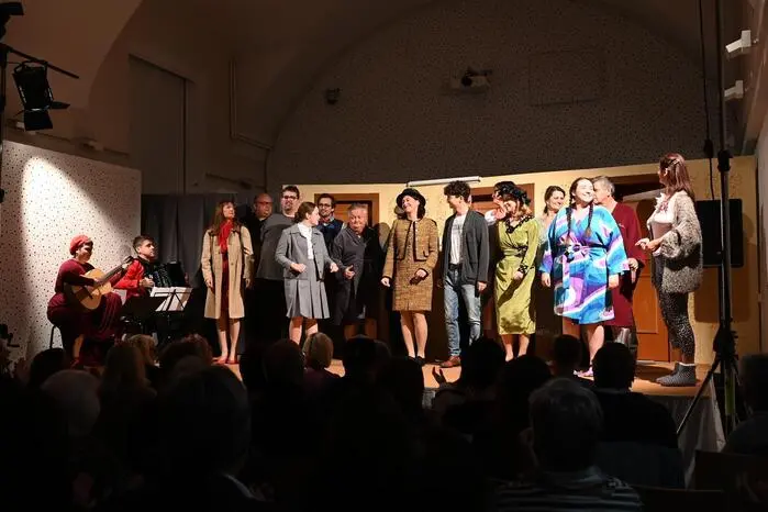 Die 16 Akteure von Keck & Co brachten insgesamt 17 abwechslungsreiche Sketche auf die Bühne, die mit pointiertem Witz, schauspielerischem Können und liebevoll gestalteten Szenen überzeugten.