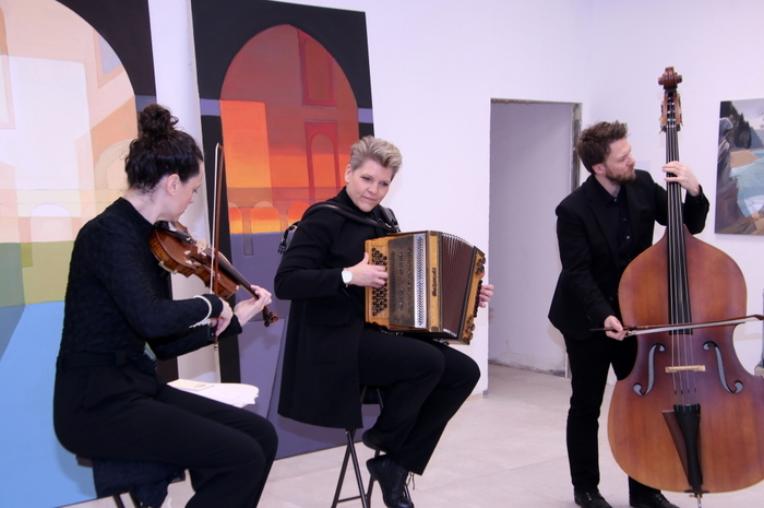 Nun lud am vergangenen Sonntag die Ideengeberin und Organisatorin dieser Ausstellung, Raymonde Marcher Greinix, die Gruppe „Irrwurzla“ zu einem Konzert ein.