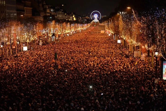 Auf Bildern des Fernsehsenders BFMTV war eine dichte Menschenmenge auf den Champs-Elysees zu sehen - zu der Feier waren mehrere Hunderttausend Menschen erwartet worden.