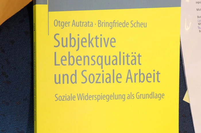 Soziale Widerspiegelung ist ein zentraler Bereich menschlichen Lebens, allerdings ist diese bisher für die Theoriebildung Sozialer Arbeit wenig erforscht.