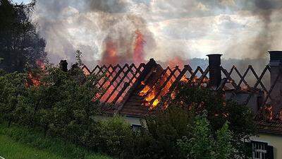 Wirtschaftsgebäude und unbewohntes Haus wurden ein Raub der Flammen 