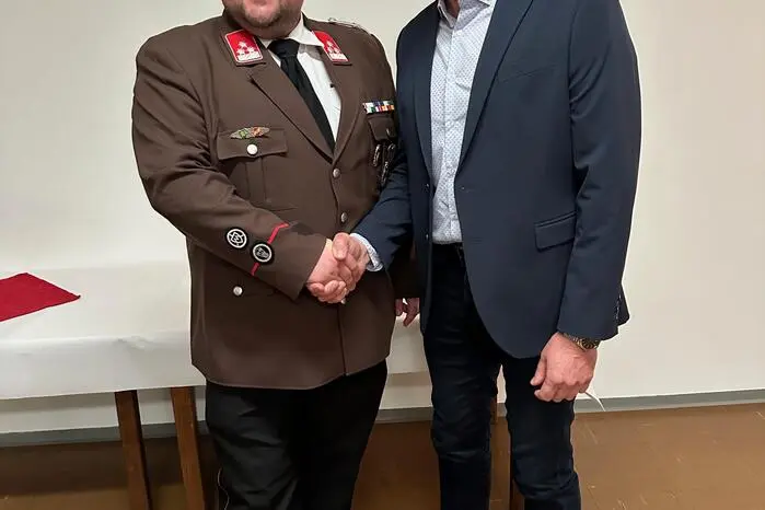 In einer Wahlversammlung wurde Harald Hengster zum neuen Hauptbrandinspektor gewählt (am Foto mit Bürgermeister Manfred Lenger).