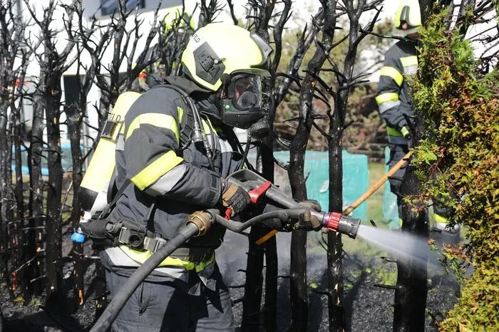 18 Feuerwehrleute waren ausgerückt, um die 15 Meter lange Hecke, die in Vollbrand stand, zu löschen